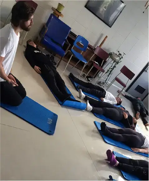 Jeunes en séance de yoga et méditation dans le cadre d'une programme pour jeunes au Camp Lift